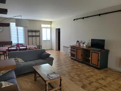 Télévision ou salle de divertissement dans l'établissement LA PETITE MAISON