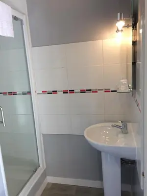 Salle de bains dans l'établissement Delfotel