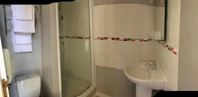 Salle de bains dans l'établissement Delfotel