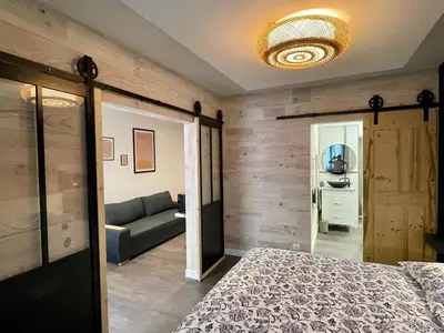 Un ou plusieurs lits dans un hébergement de l'établissement Studio Lilou cocon design au cœur de Lons