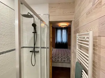 Salle de bains dans l'établissement Studio Lilou cocon design au cœur de Lons