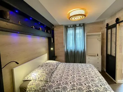 Un ou plusieurs lits dans un hébergement de l'établissement Studio Lilou cocon design au cœur de Lons