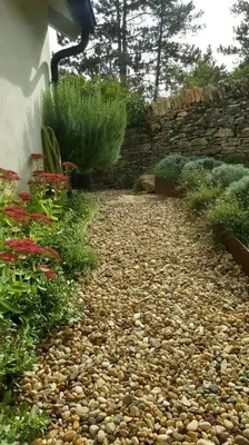Jardin de l'établissement La Maison de l'Ecu : charme et vue incroyable