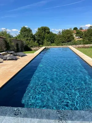 Piscine de l'établissement Clos des Dames de Lancharre ou située à proximité