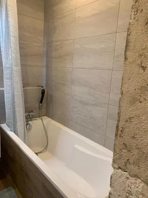 Salle de bains dans l'établissement Chambre Cocoon dans une maison avec SPA et jardin en centre ville