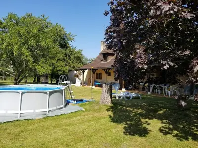 Piscine de l'établissement Monis Cottage in der Natur ou située à proximité