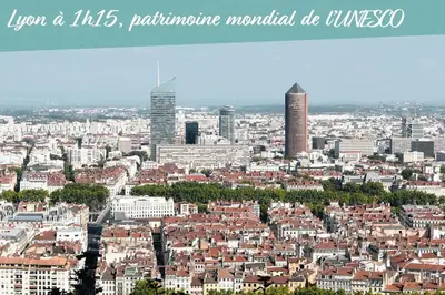 Vue générale sur Viré ou vue de la ville depuis l'appartement
