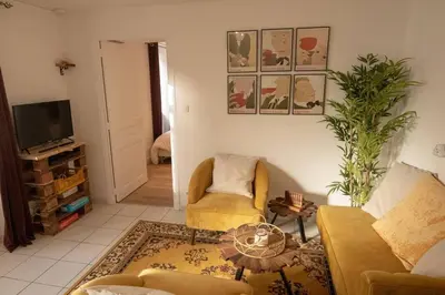Télévision ou salle de divertissement dans l'établissement CABANA & Rustique - Proche Mâcon Nord