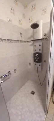 Salle de bains dans l'établissement gîte du gardier