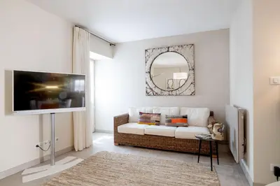 Télévision ou salle de divertissement dans l'établissement Les Demeures du Tonnelier, Maison Côté Jardin