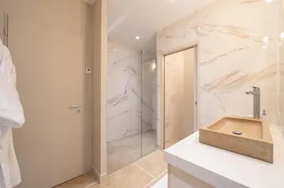 Salle de bains dans l'établissement Les Demeures du Tonnelier, Maison Côté Jardin