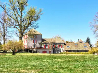 Jardin de l'établissement Moulin des Ducs by Vindihouses - Piscine chauffée - escalade - billard - fitness - etc