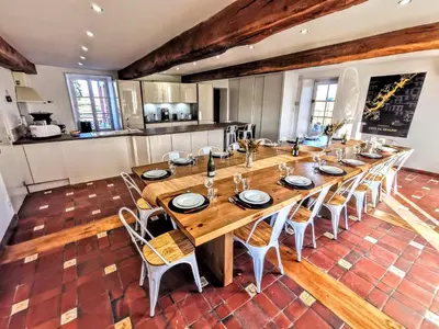 Cuisine ou kitchenette dans l'établissement Moulin des Ducs by Vindihouses - Piscine chauffée - escalade - billard - fitness - etc
