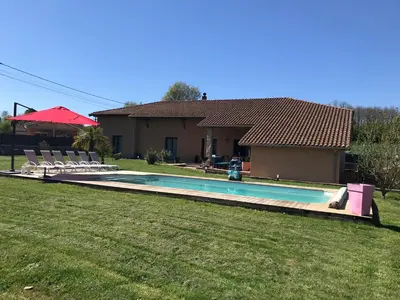 Piscine de l'établissement Ain’Time ou située à proximité