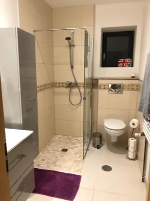 Salle de bains dans l'établissement Ain’Time