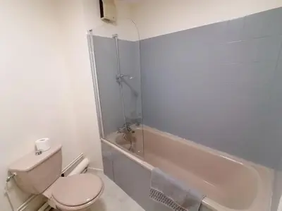Salle de bains dans l'établissement Le Tivoli - Balcon Vue jardin