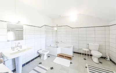 Salle de bains dans l'établissement Lovely Home In Oyé With Kitchen