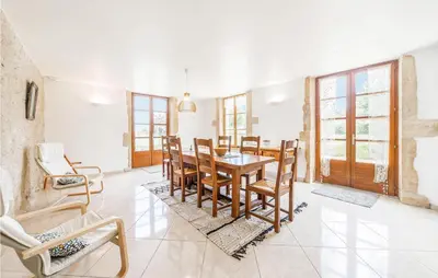 Coin salon dans l'établissement Lovely Home In Oyé With Kitchen