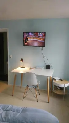 Télévision ou salle de divertissement dans l'établissement Arbois, joli petit appartement plein centre