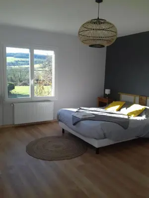 Un ou plusieurs lits dans un hébergement de l'établissement Agréable chambre meublée, vue sur la vallée de l'Auxois