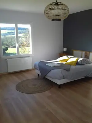 Un ou plusieurs lits dans un hébergement de l'établissement Agréable chambre meublée, vue sur la vallée de l'Auxois