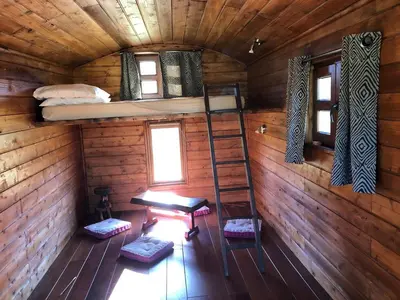 Salle de bains dans l'établissement Les roulottes de cirque Les Settons