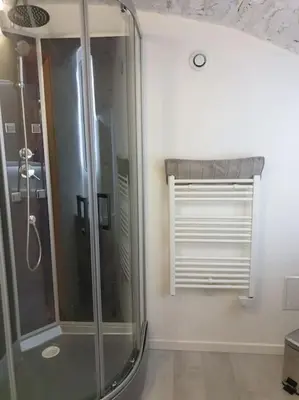 Salle de bains dans l'établissement Le SAMBIN-TERRASSE -CENTRE VILLE