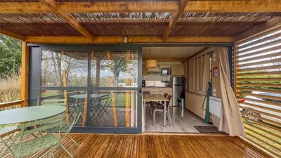 Cuisine ou kitchenette dans l'établissement Camping Onlycamp le Champ d'été