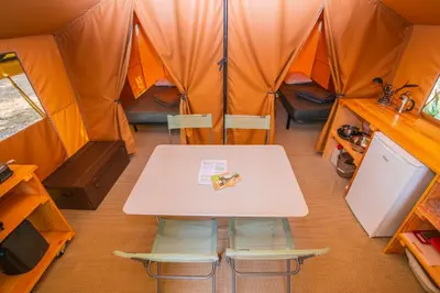 Cuisine ou kitchenette dans l'établissement Camping Onlycamp le Champ d'été