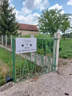 Jardin de l'établissement Gîte Les Grands Prés