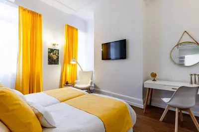 Un ou plusieurs lits dans un hébergement de l'établissement Hotel du Palais Dijon