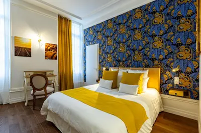 Un ou plusieurs lits dans un hébergement de l'établissement Hotel du Palais Dijon
