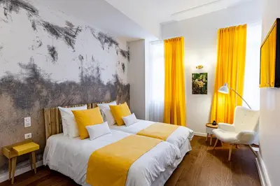 Un ou plusieurs lits dans un hébergement de l'établissement Hotel du Palais Dijon