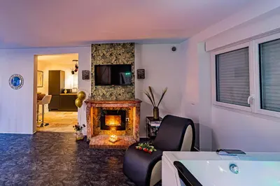 Télévision ou salle de divertissement dans l'établissement superbe appartement de charme moulin de Baverans .