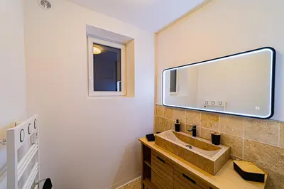 Salle de bains dans l'établissement superbe appartement de charme moulin de Baverans .