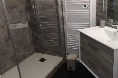Salle de bains dans l'établissement Duplex au centre ville, dans cour intérieure calme