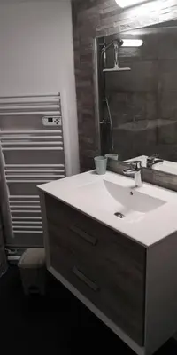 Salle de bains dans l'établissement Duplex au centre ville, dans cour intérieure calme