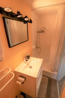 Salle de bains dans l'établissement CABANA & Duplex - Cluny à 20 minutes
