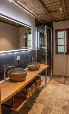 Salle de bains dans l'établissement Gîte de l'Hôtel Dieu, en Bourgogne, avec SPA