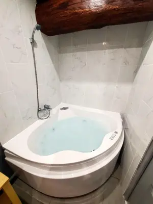 Salle de bains dans l'établissement L'IDYLLE - Studio Cocooning avec Jacuzzi