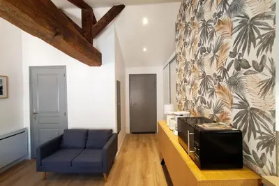 Coin salon dans l'établissement L'IDYLLE - Studio Cocooning avec Jacuzzi