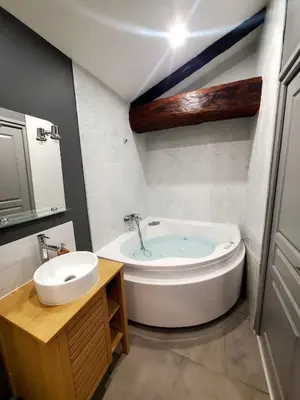 Salle de bains dans l'établissement L'IDYLLE - Studio Cocooning avec Jacuzzi