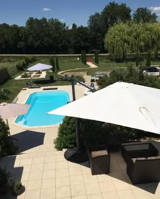 Piscine de l'établissement Calme au Canal de Centre ou située à proximité