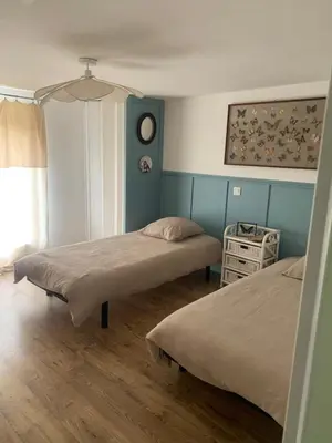 Un ou plusieurs lits dans un hébergement de l'établissement Maison des glycines au bord du Doubs