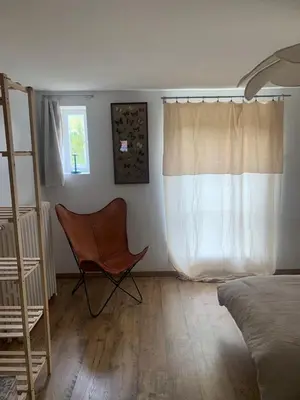 Coin salon dans l'établissement Maison des glycines au bord du Doubs