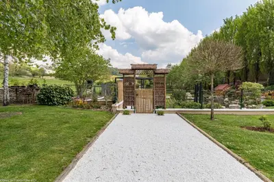 Jardin de l'établissement Les gîtes du Griffon le Pin