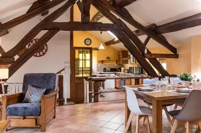 Cuisine ou kitchenette dans l'établissement Les gîtes du Griffon le Pin