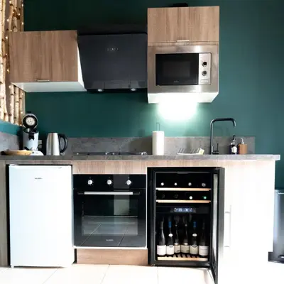 Cuisine ou kitchenette dans l'établissement Le Cocon du Domaine des Ecus d'Or