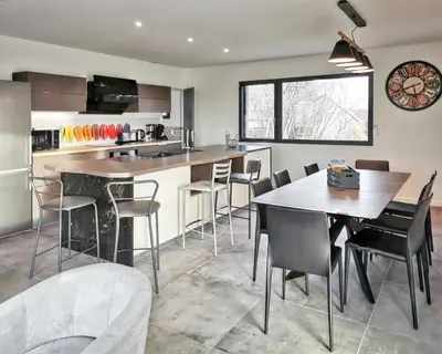 Cuisine ou kitchenette dans l'établissement Maison accueillante avec jardin - Le Fied