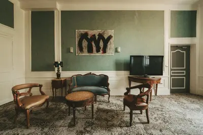 Télévision ou salle de divertissement dans l'établissement Logis Hôtels Château de La Barge